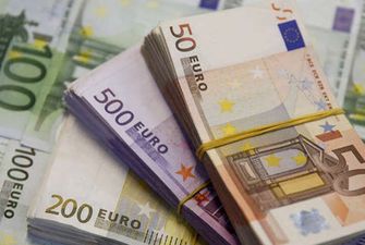 Євро може зрівнятись у ціні з доларом, - Bloomberg