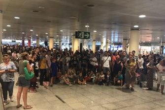 Очередной скандал SkyUp: туристы 2-й день не могут улететь из Барселоны в Харьков