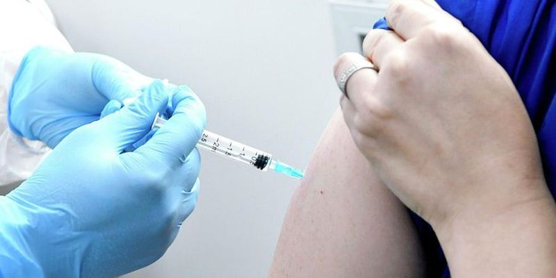 Вакцинация от коронавируса: соседка Украины начинает иммунизацию иностранцев