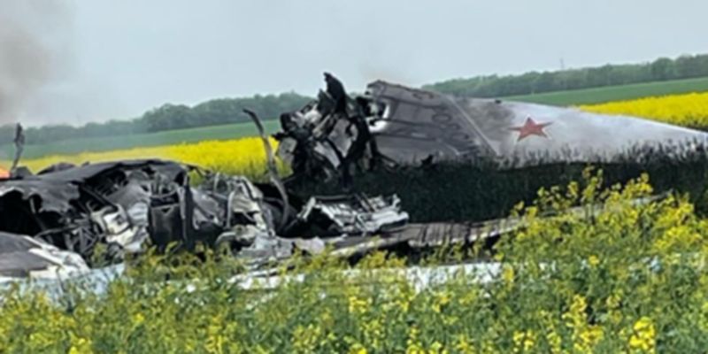 В России упал военный самолет, который бомбил Украину: фото и видео