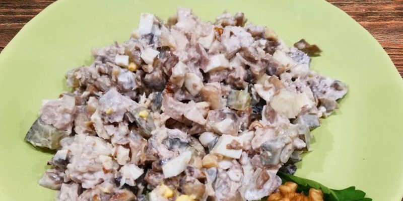 Рецепт дня: Пикантный куриный салат с орехами и соленым огурчиком