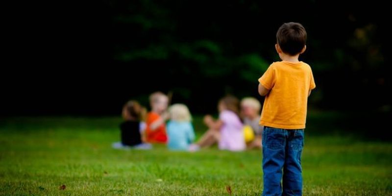 Як допомогти дитині, яка відчуває себе самотньо та немає друзів