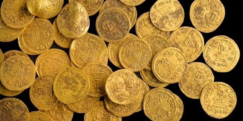 В Израиле обнаружили золотые монеты, которым более 1,4 тысячи лет
