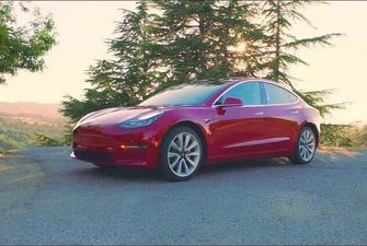 Tesla бросила вызов спортивному Ford Mustang: схватка попала на видео