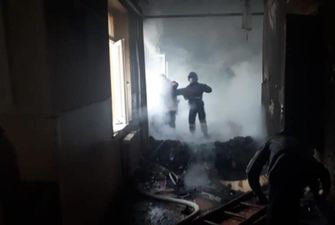 На Прикарпатье горит школа