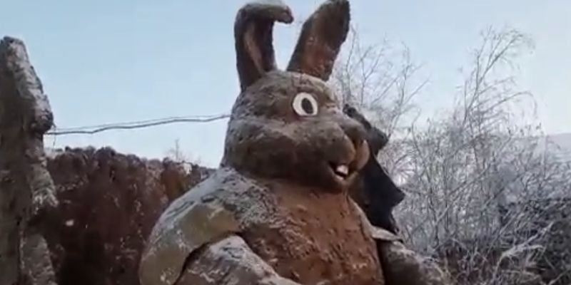 Символ года из навоза: в России слепили двухметровую скульптуру кролика