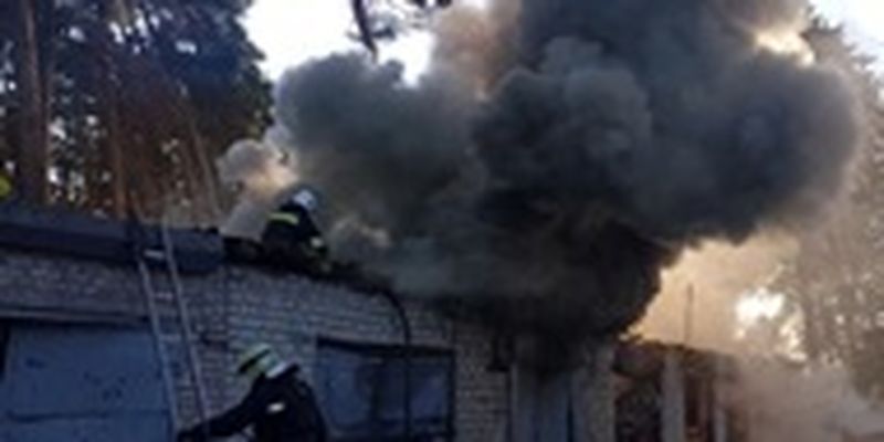 На Харьковщине из-за обстрела РФ загорелись гаражи
