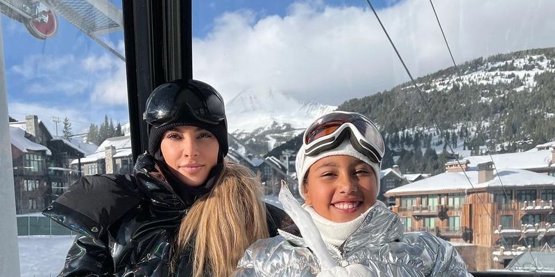 Ким Кардашьян поделилась снимками с лыжной прогулки с детьми