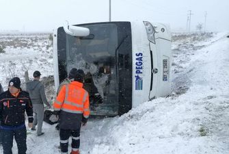 В Турции разбился автобус с туристами: одна женщина погибла, десятки пострадавших