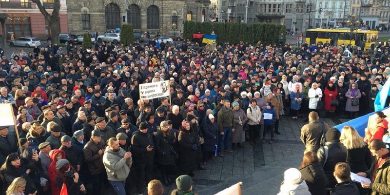 У Львові більше тисячі людей вийшли на мітинг проти капітуляції