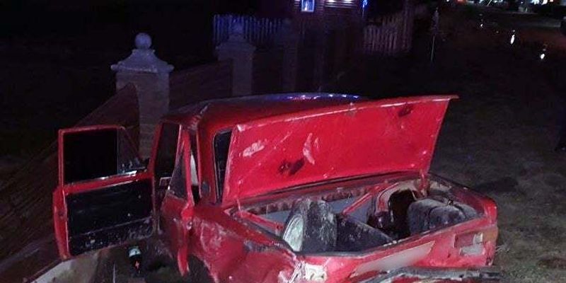 П'яний буковинець на ВАЗ в'їхав в огорожу: загинув пасажир авто