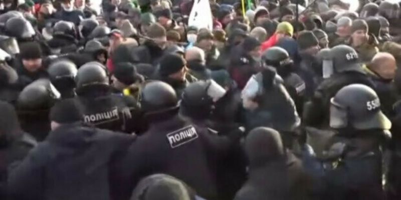 В полиции отреагировали на сообщения о "погибшем" на акции протеста под ВР: "Не соответствует действительности"