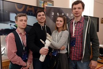 Собирает кубик Рубика: в Украине разработали функциональный электронный протез руки