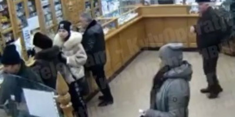 Воровка ловко обчистила двух посетителей аптеки в Киеве