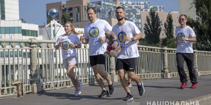 Медики, спасатели и полицейские пробежали «Дорогу жизни» в Киеве