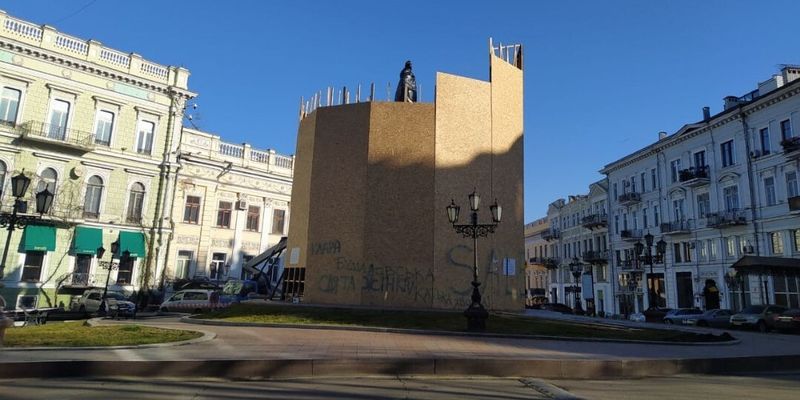 Снесут ночью: в Одессе начали демонтировать памятник Екатерине II