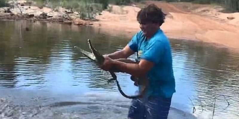 Австралиец поймал крокодила голыми руками