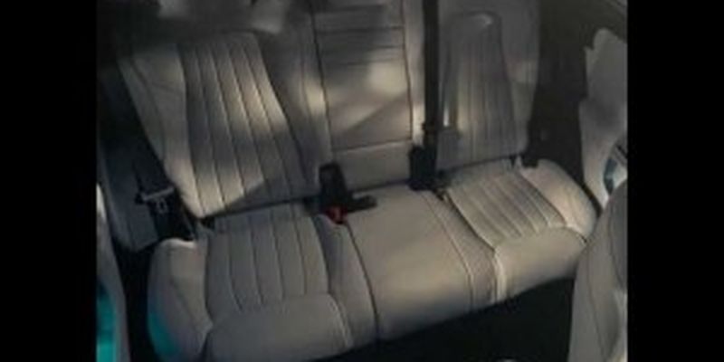Mercedes показал функциональность заднего дивана нового GLA