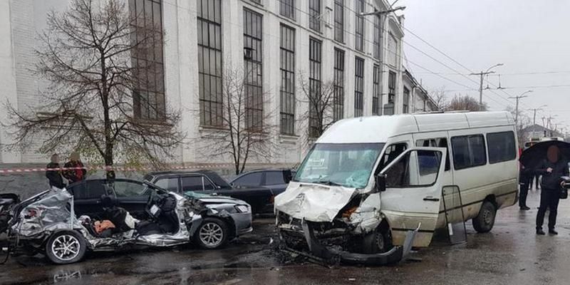 Смертельная авария с маршруткой в Запорожье: от Mitsubishi осталась лишь половина