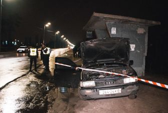 В Киеве Audi после ДТП влетела в остановку: пострадали женщины