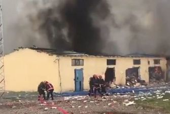 Взрывы были слышны в радиусе 50 километров: В Турции горел завод по производству фейерверков, погибли 2 человека