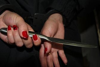 Ревнивая женщина ударила сожителя ножом, которым чистила картошку