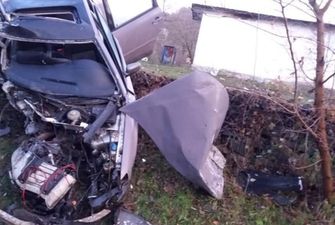 На Закарпатье легковушка влетела в остановку: погибла 17-летняя девушка