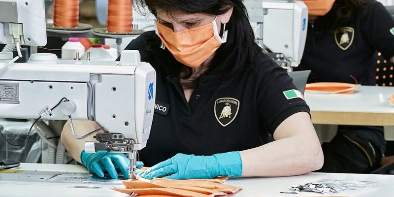 Виробник елітних авто Lamborghini почав випускати медичні маски