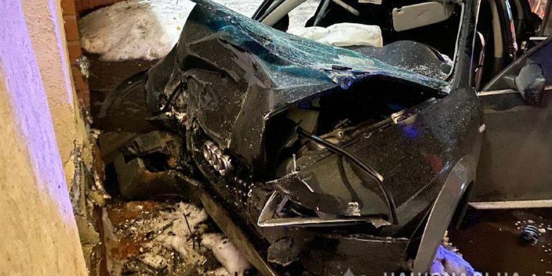 В Ривненской области пьяный водитель протаранил бетонное ограждение, погибли два человека