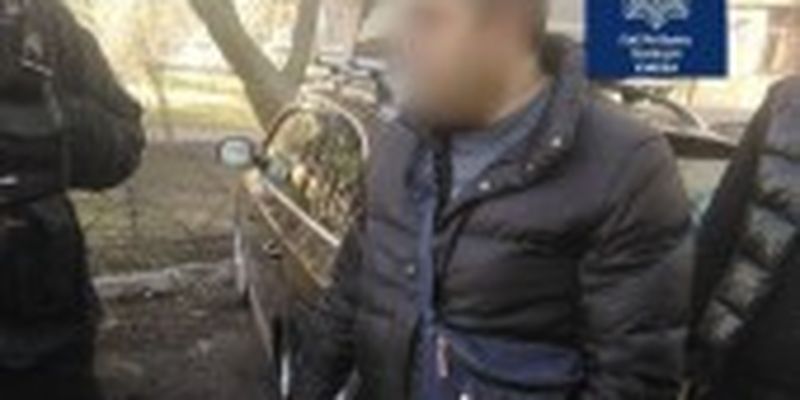 У Києві чоловік плюнув у касирку АЗС через прохання надягнути маску