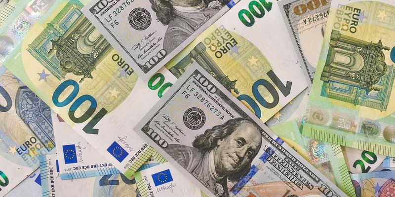 Евро дешевле доллара: мировой рынок не видел такого почти 20 лет