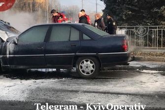 В Киеве на ходу загорелся Opel с пожилым мужчиной за рулем
