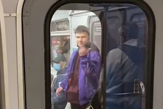 Пассажир устроил перекур в киевском метро и неадекватно отреагировал на камеру