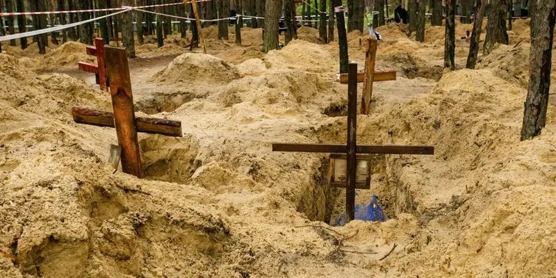 В районе Изюма нашли еще три массовых захоронения