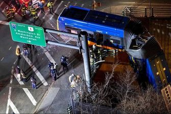 У Нью-Йорку з естакади вилетів автобус: є постраждалі