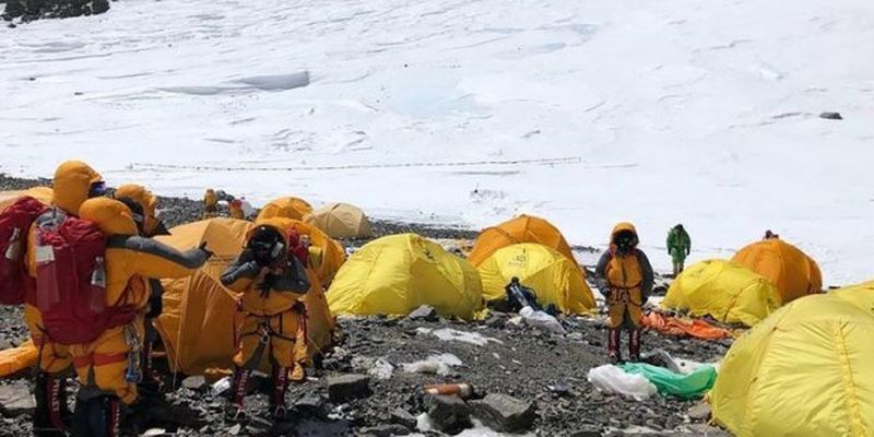 Эверест превратился в помойку из-за тонн мусора и фекалий