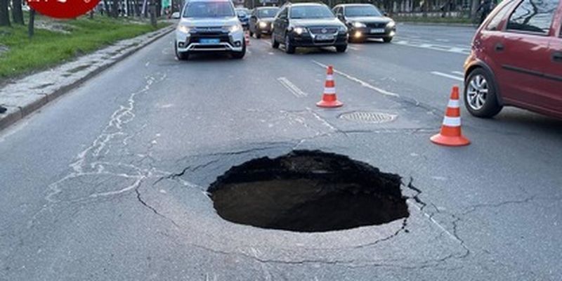 В Киеве посреди дороги открылся "портал в подземелье": фото
