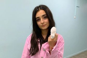 Анна Трінчер з закривавленим пальцем опинилася в операційній