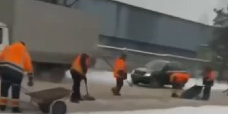 Клали асфальт на сніг: Київавтодор відреагував на роботу комунальників