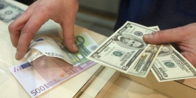 Доллар и евро добили гривну, курс валют моментально изменился: что творится в обменниках