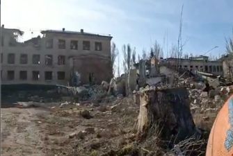 Оккупанты превращают Часов Яр в пыль: видео из разрушенного города