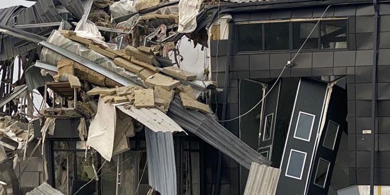 На Запоріжжі окупанти вдарили по СТО: фото руйнувань