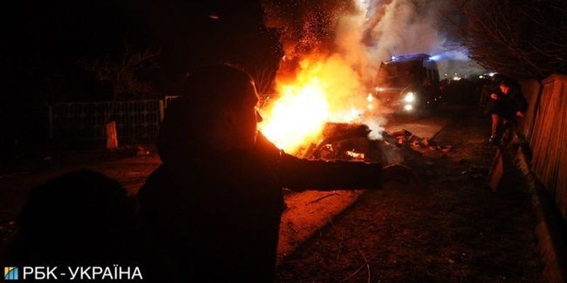 Бросают камни и грозят сжечь санаторий: протесты в Новых Санжарах набирают обороты