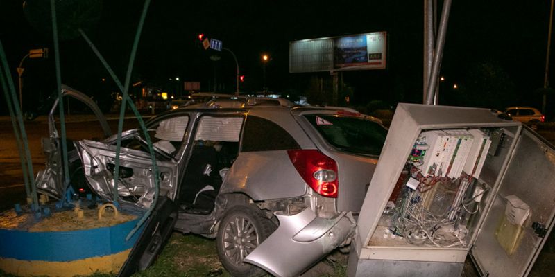 В Киеве грузовик врезался в авто Renault, где была семейная пара
