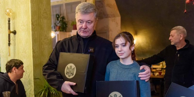 С шести лет помогает армии: Порошенко рассказал о юной волонтерке "Мышке" из Николаева