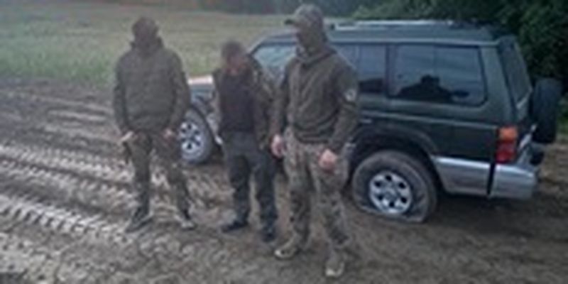 На Буковине пограничники со стрельбой останавливали машину нарушителя