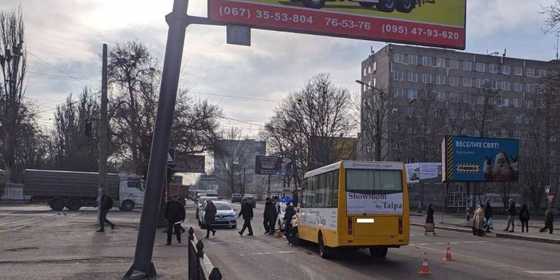 Водителю стало плохо: В Николаеве маршрутка выехала на встречку и врезалась в Opel – есть пострадавшие