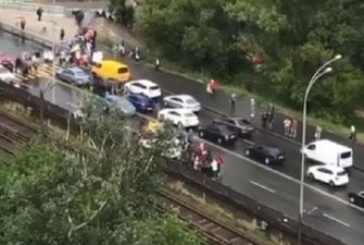 В Киеве протестующие заблокировали мост Метро