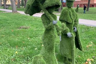 На Волыни установили вечнозеленые скульптуры-топиары