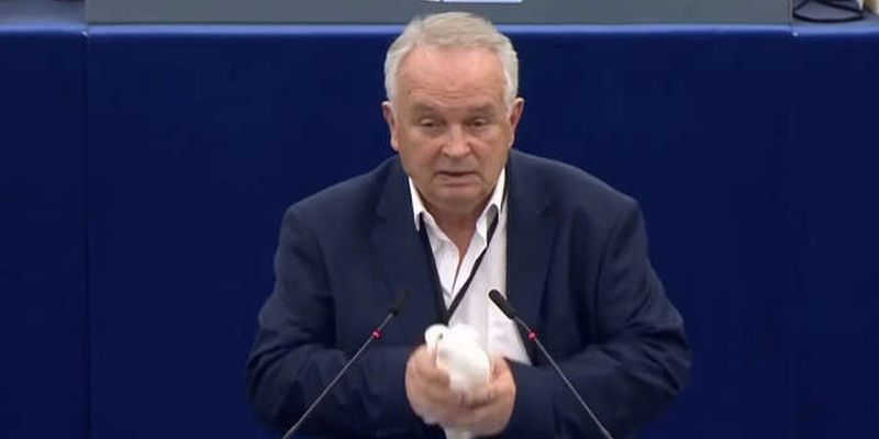 В Европарламенте депутат во время выступления выпустил голубя и пожелал миру Украины и России